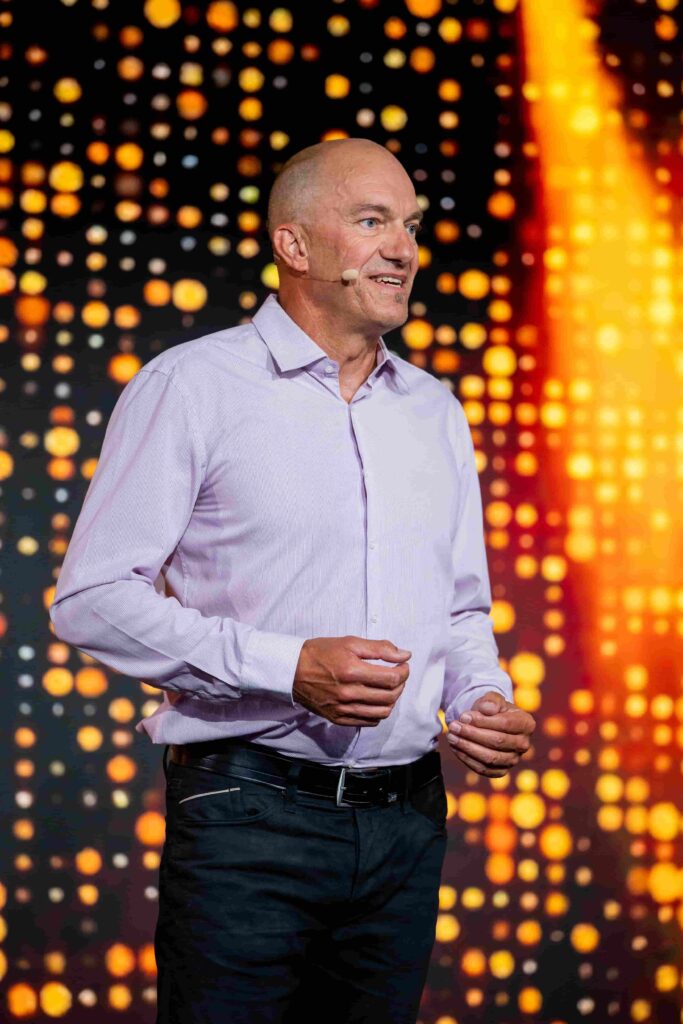 Jürgen Mennel with Headset on Stage