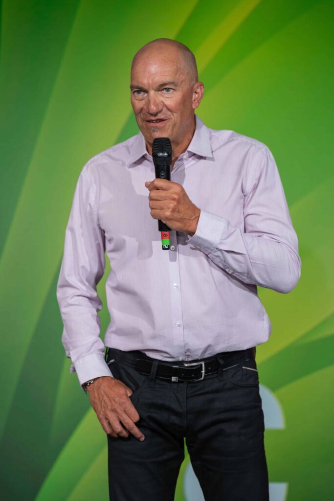 Jürgen Mennel auf der Bühne beim Vortrag